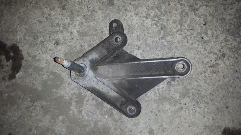 Кронштейн КПП левый 8200043084 8200457080 RENAULT LOGAN 04-09 Кронштейн КПП левый 8200043084 8200457080 RENAULT LOGAN 04-09