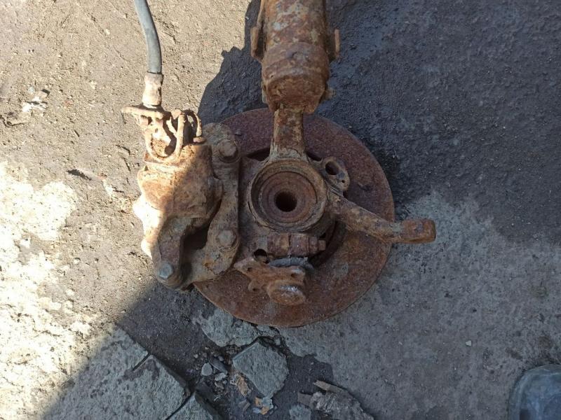 Кулак поворотный правый 357407256C VW PASSAT B3 Кулак поворотный правый 357407256C VW PASSAT B3
