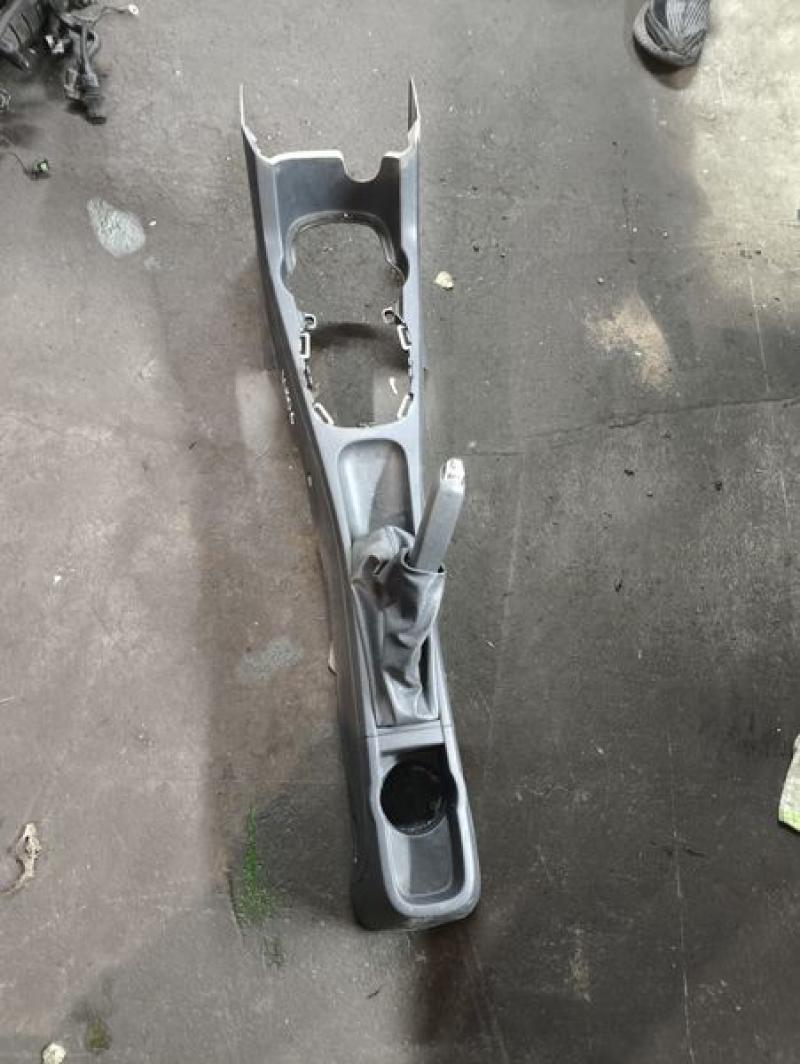 Консоль ручника 55702892 1450634 OPEL CORSA D Консоль ручника 55702892 1450634 OPEL CORSA D